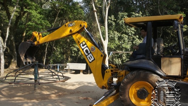 Prefeitura retira parquinho infantil do Bosque Municipal