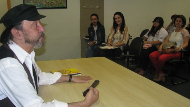 Escritor Luiz Roberto Guedes participa de bate-papo com estudantes