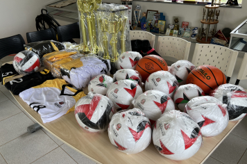 DEPARTAMENTO DE ESPORTES E LAZER RECEBEU KITS ESPORTIVOS