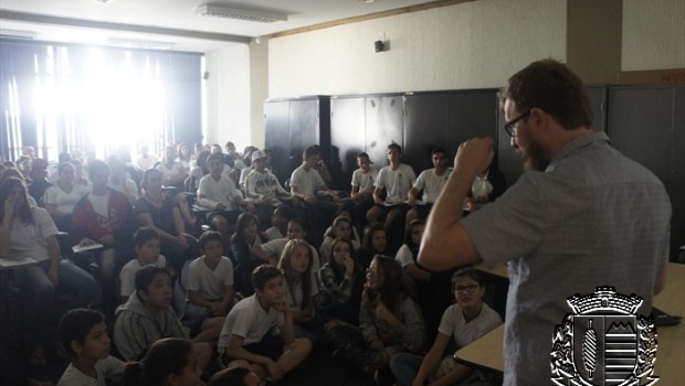 Estudantes participam de bate papo na Biblioteca com o escritor Leandro Narloch