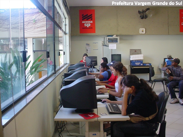 Biblioteca Municipal disponibiliza computadores para o público na sala Acessa São Paulo