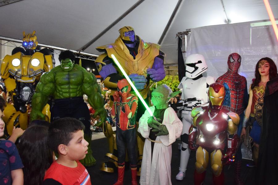 PAPAI NOEL E SEUS AMIGOS LEVARAM CENTENAS DE CRIANÇAS À PRAÇA DA MATRIZ