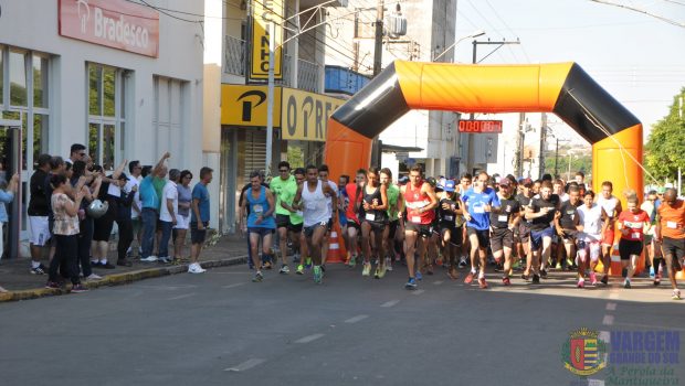MAIS DE DUZENTOS ATLETAS PARTICIPARAM DA CORRIDA DA INDEPENDÊNCIA
