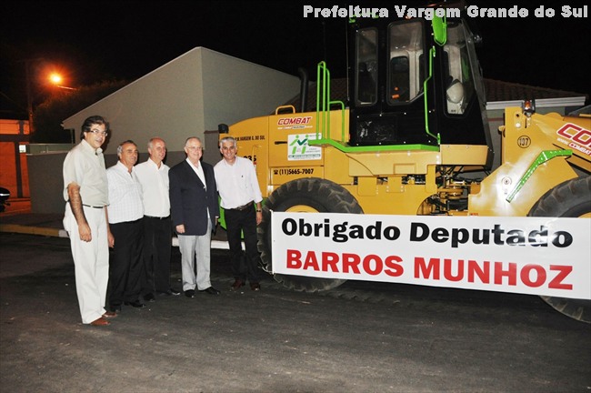 Chegam os dois caminhões e pá carregadeira