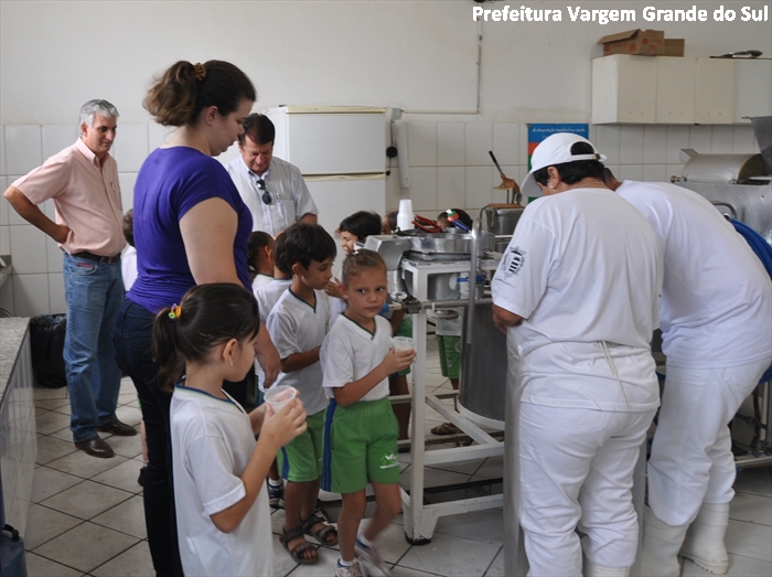 Alunos da EMEB Prof. Francisco Ribeiro Carril visitam Central de Alimentação Escolar, Padaria e Vaca Mecânica
