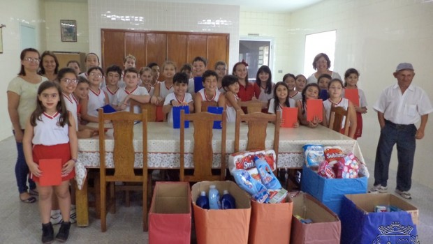 Alunos da escola Padre Donizetti doam material de higiene aos idosos da Sociedade Humanitária