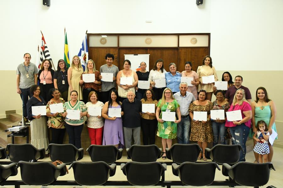ALUNOS DO CURSO DE CUIDADOR DE IDOSO RECEBERAM CERTIFICADO DE CONCLUSÃO