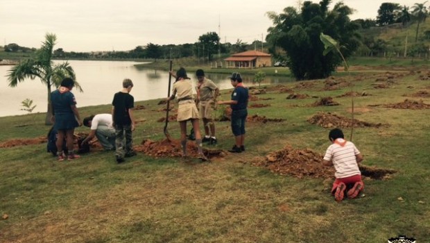 Prefeitura e escoteiros plantam árvores junto à represa