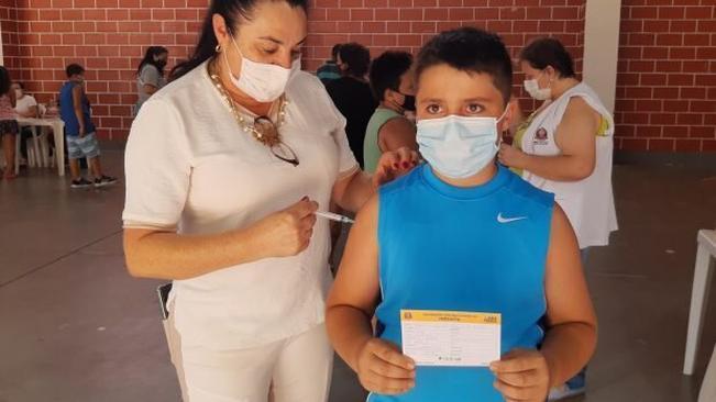 VACINAÇÃO DE ADULTOS E CRIANÇAS CONTRA A COVID-19 CONTINUA
