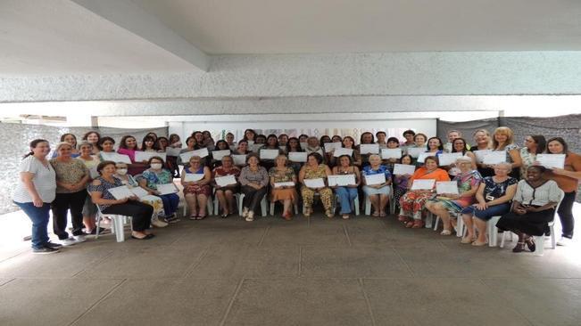 AÇÃO SOCIAL ENCERRA OFICINAS DO FORTALECENDO A FAMÍLIA COM ENTREGA DE DIPLOMAS
