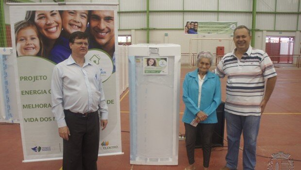 Prefeitura e Elektro distribuem 192 geladeiras através do projeto Energia Comunitária