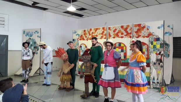 Alunos do primeiro ano assistiram a peça teatral “O casamento de Rosinha”