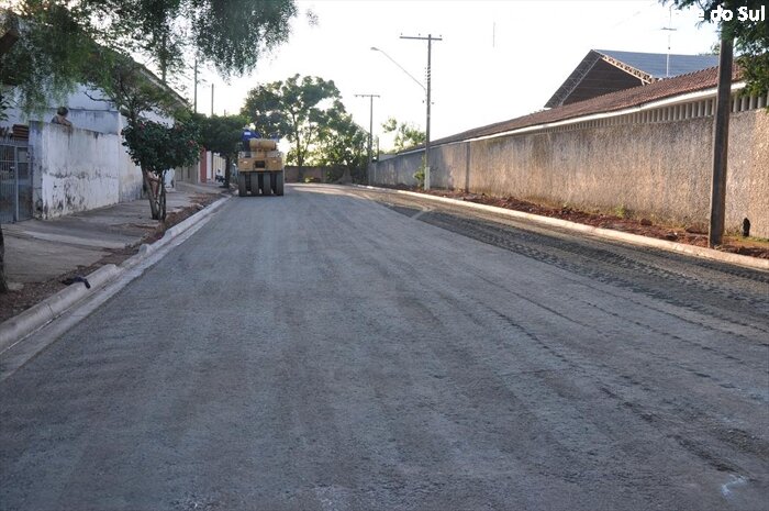 Obras de pavimentação começam a ser feitas em vários pontos da cidade