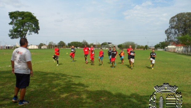 Departamento de Esportes e Lazer promove treinamentos de futebol e vôlei