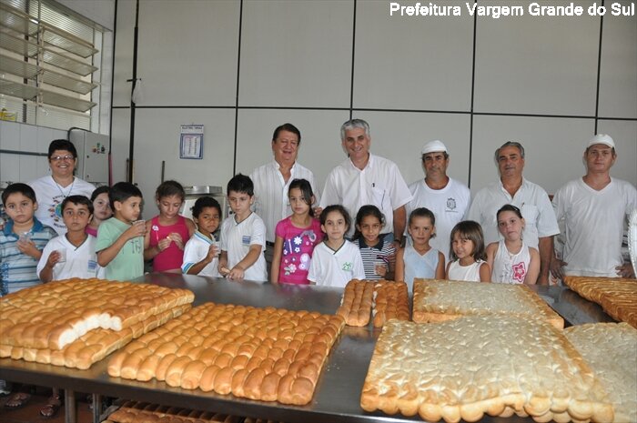 Alunos de escola municipal visitam Central de Alimentação Escolar e Vaca Mecânica