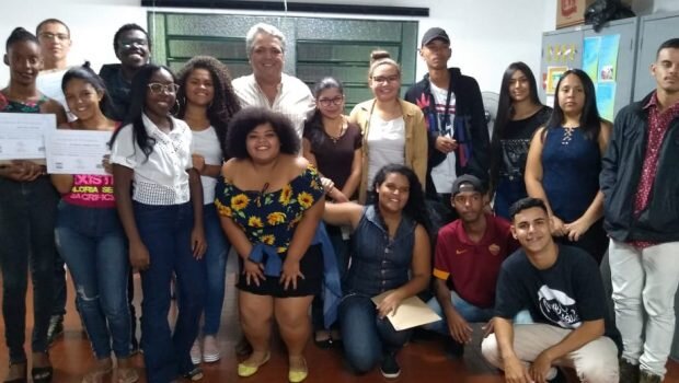 Nova turma recebe certificado de conclusão do Time do Emprego