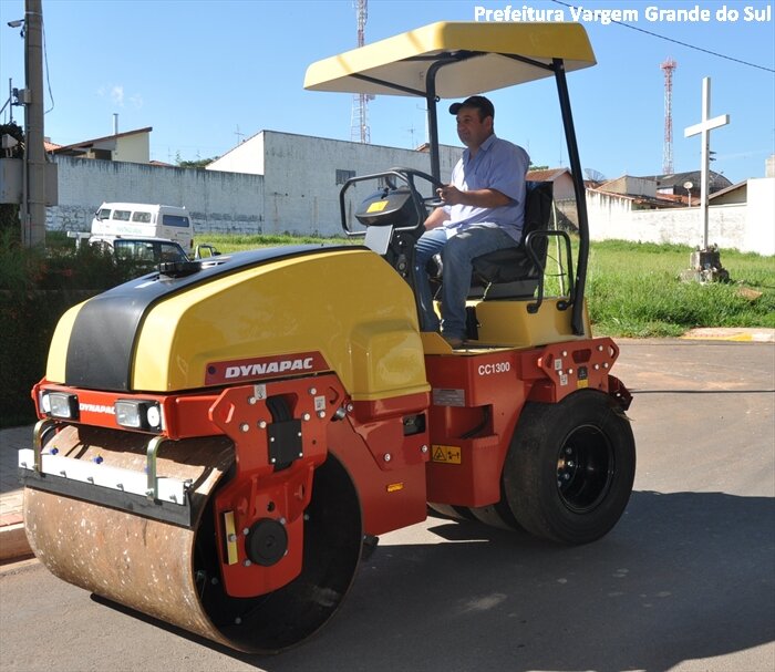 Chega ao município novo rolo compactador