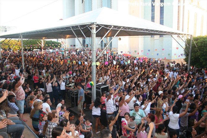 “Arraiá da Educação” atraiu multidão na Praça da Matriz