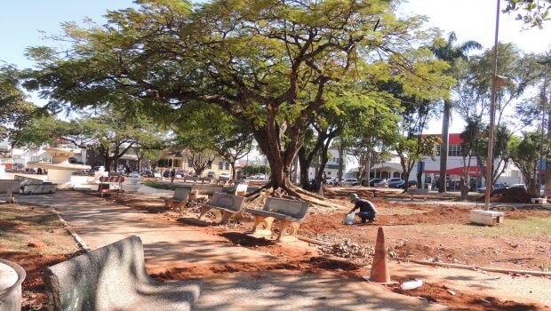 PRAÇA DA MATRIZ DE VARGEM ESTÁ SENDO REVITALIZADA