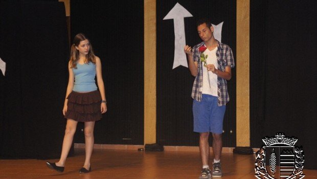 Oficina “O Corpo em Cena” apresentou peça de teatro para alunos das escolas municipais