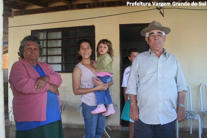 Moradores comemoram a pavimentação no Jardim Morumbi