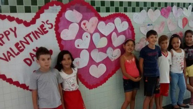 Alunos das escolas municipais estudam a cultura americana nas aulas de inglês