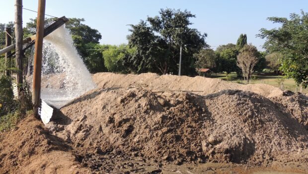 MUNICÍPIO ESTÁ REALIZANDO DESASSOREAMENTO DA REPRESA “EDUÍNO SBARDELLINI”