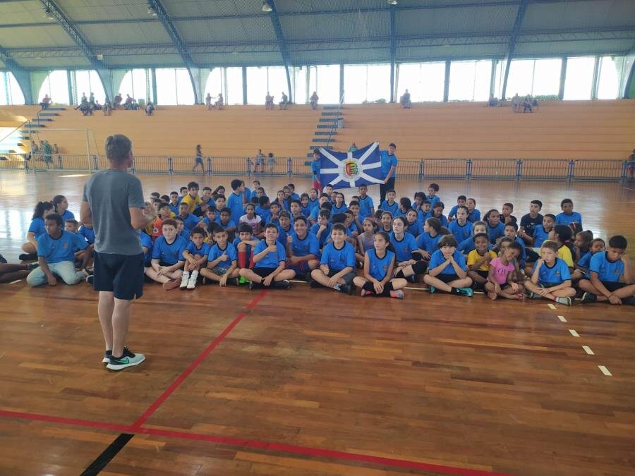 MAIS DE 100 ALUNOS PARTICIPRAM DO 6º FESTIVAL DE MINI-HANDEBOL NO 