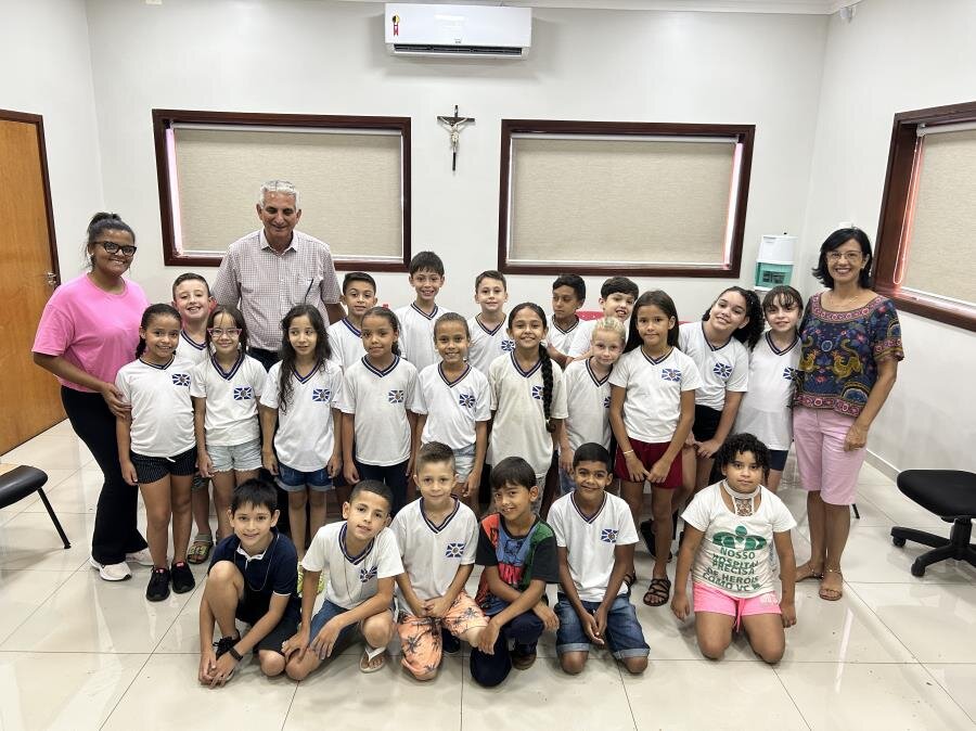 ALUNOS DO 3º ANO DA E.M.E.B. ANTÔNIO COURY VISITARAM O GABINETE