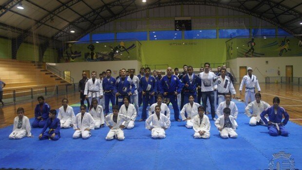 Departamento de Esportes distribui quimonos para novos alunos de jiu jitsu