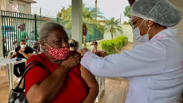 SÁBADO (29) TEVE VACINAÇÃO CONTRA COVID-19 DE 1ª E 2ª DOSE