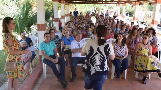 Centenas de pessoas participam do Dia Internacional do Idoso