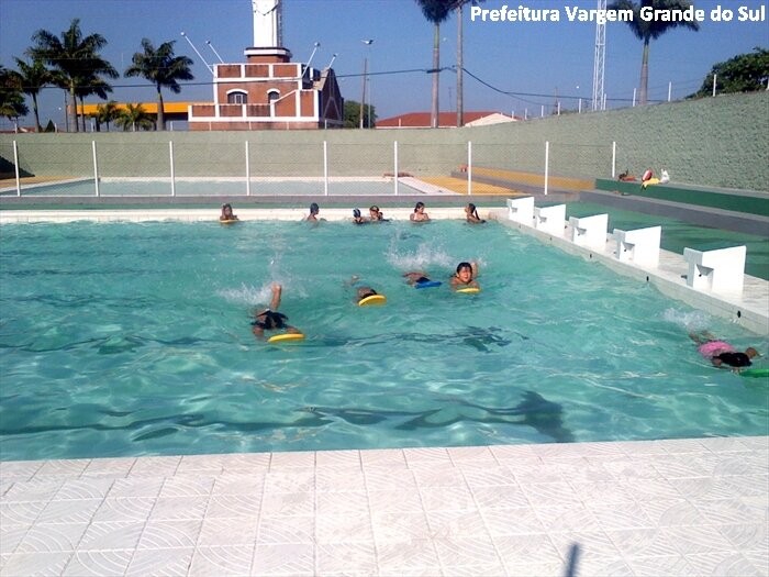 Aulas de natação movimentam as piscinas públicas