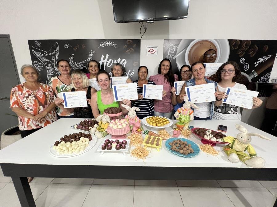 ALUNOS DO CURSO DE TRUFAS DO COZINHALIMENTO RECEBERAM CERTIFICADO
