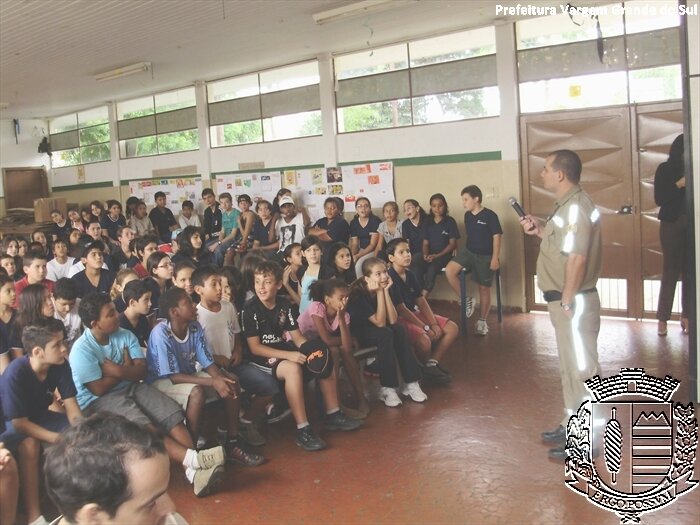 Agentes municipais de trânsito realizam campanha em escolas