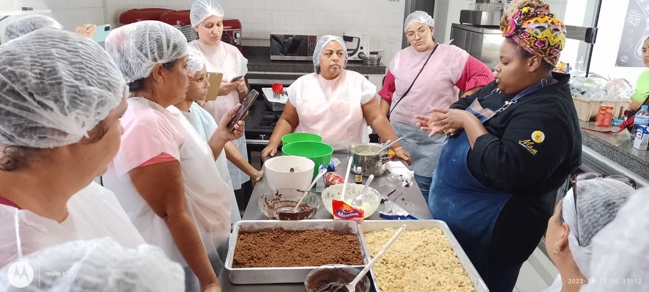 ALUNAS CONCLUIRAM O CURSO DE BOLO DE POTE E RECEBERAM CERTIFICADO