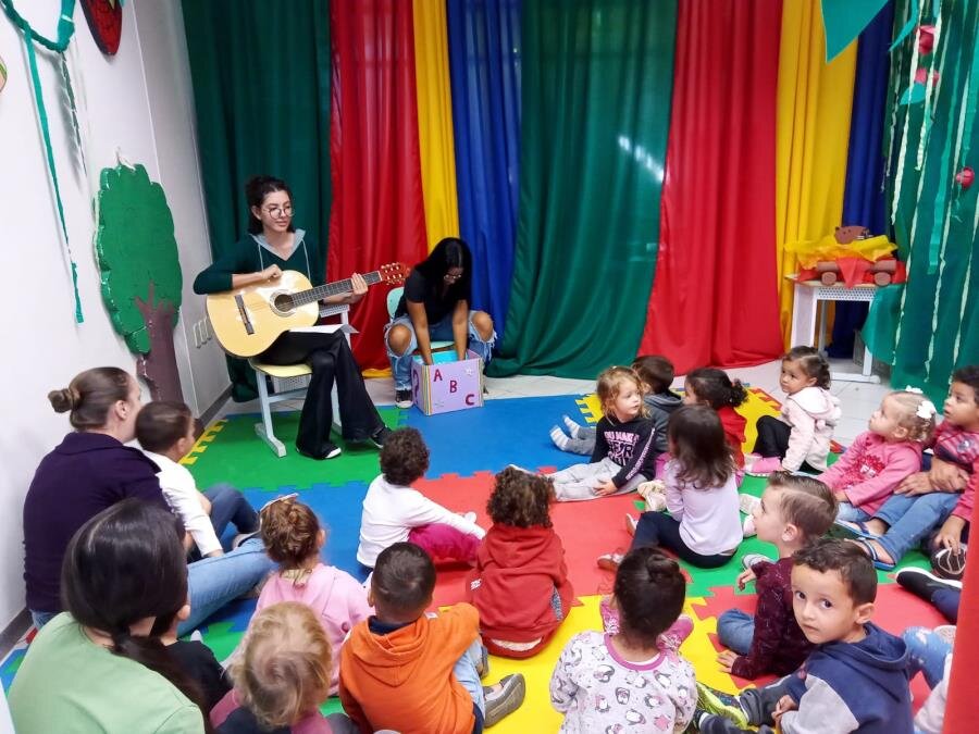 ALUNOS DA CRECHE ZINHA CORDEIRO PARTICIPARAM DA HORA DO CONTO