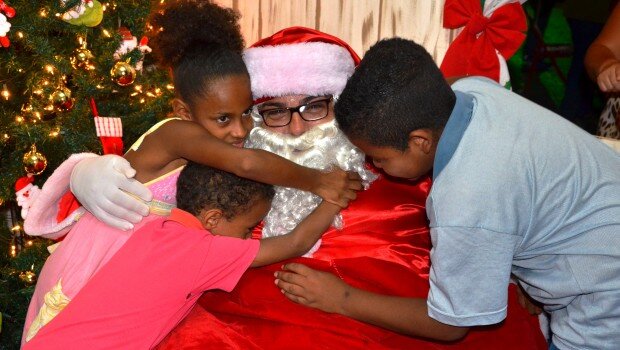 Papai Noel chegou à praça e inaugurou a decoração natalina