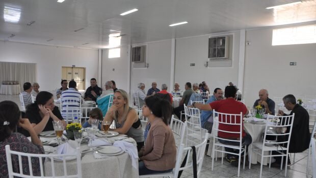ALMOÇO COMEMORA O DIA DOS PAIS DO CENTRO DO IDOSO