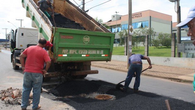 DSUR realiza manutenção no asfalto em frente à ETEC