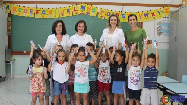 Alunos das escolas estaduais e municipais recebem escova e creme dental