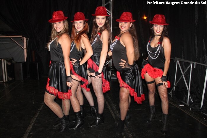 Os grupos de dança e cantores do Depto de Cultura se apresentam em Caconde