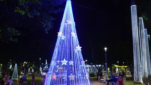 DECORAÇÃO NATALINA NA PRAÇA DA MATRIZ E RUA DO COMÉRCIO ENALTECE O CLIMA DE NATAL