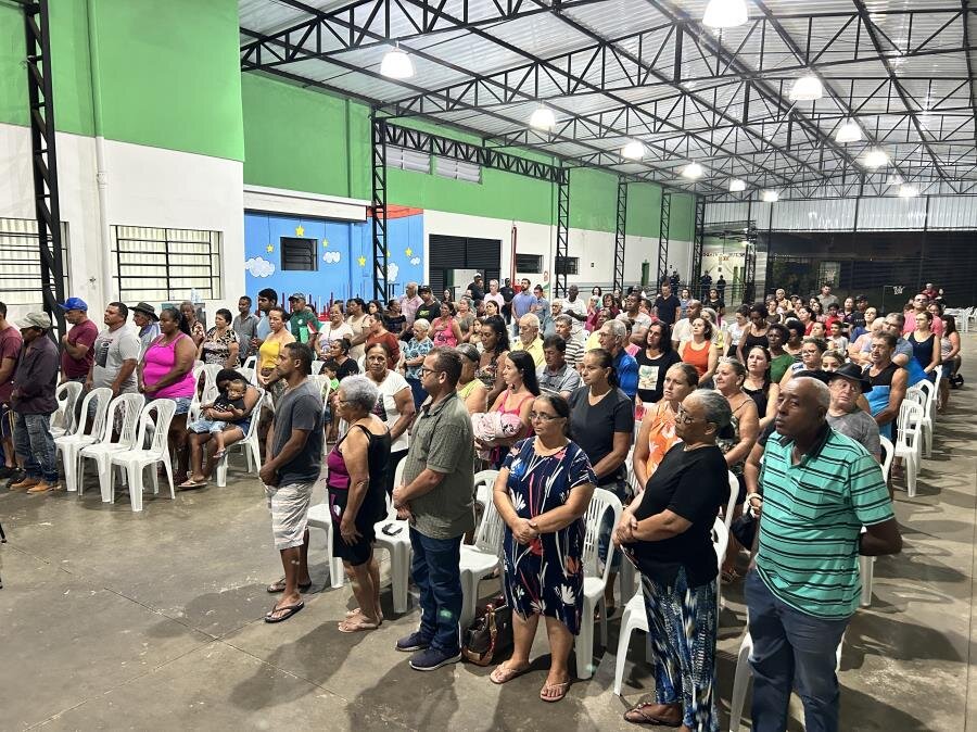 ENTREGA DAS MATRÍCULAS DE TERRENOS AOS MORADORES DA ÁREA VERDE DO JARDIM DOLORES E DA VILA ESPERANÇA