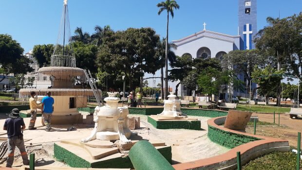 QUASE PRONTA A DECORAÇÃO DE NATAL NA PRAÇA DA MATRIZ