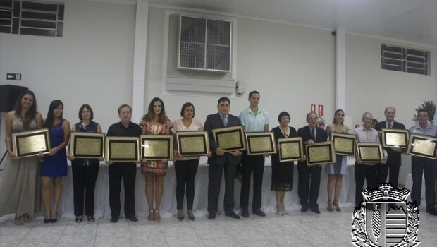 Câmara homenageia destaques da comunidade