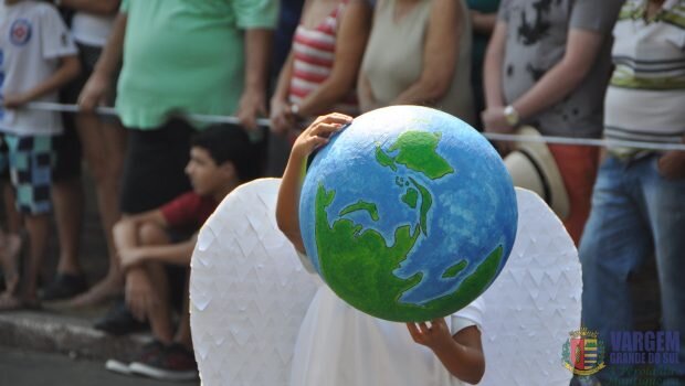 DESFILE EM COMEMORAÇÃO AOS 143 ANOS DE VARGEM GRANDE DO SUL
