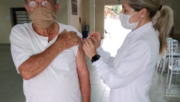 MUNICÍPIO CONTINUA A CAMPANHA DE VACINAÇÃO CONTRA COVID-19