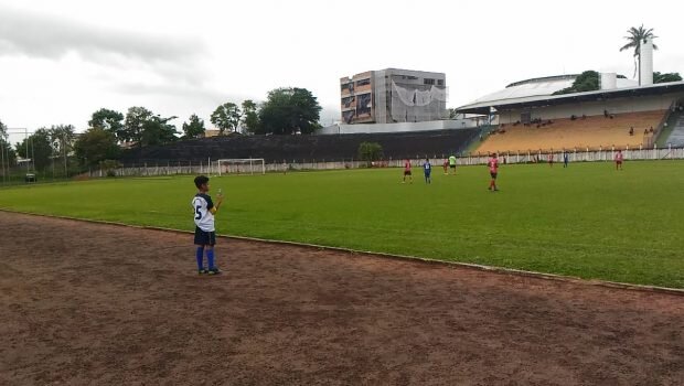 ALUNOS DA ESCOLINHA DE FUTEBOL PARTICIPAM DE SELETIVA EM SÃO JOÃO