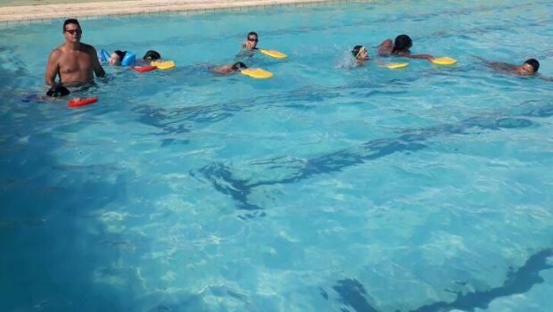 DEPARTAMENTO DE ESPORTES E LAZER OFERECE AULAS DE NATAÇÃO